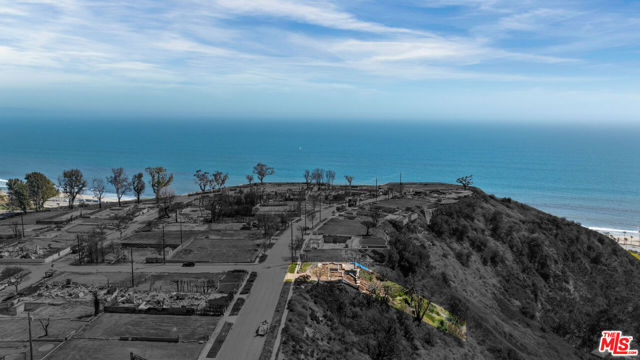 365 Mount Holyoke Avenue, Pacific Palisades CA: https://media.crmls.org/mediaz/61ae22b5-cb60-4361-89c5-f92d2e1158ff.jpg