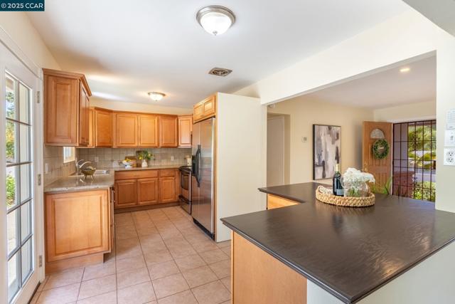 3215 Camino Colorados, Lafayette CA: https://media.crmls.org/mediaz/61ae4a9a-f7c4-445c-aefe-3ad8fa5a977f.jpg