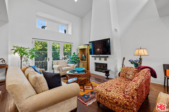 1619 Artesia Boulevard, Manhattan Beach CA: https://media.crmls.org/mediaz/61afc858-b9f3-4ed0-be90-d8d340924024.jpg