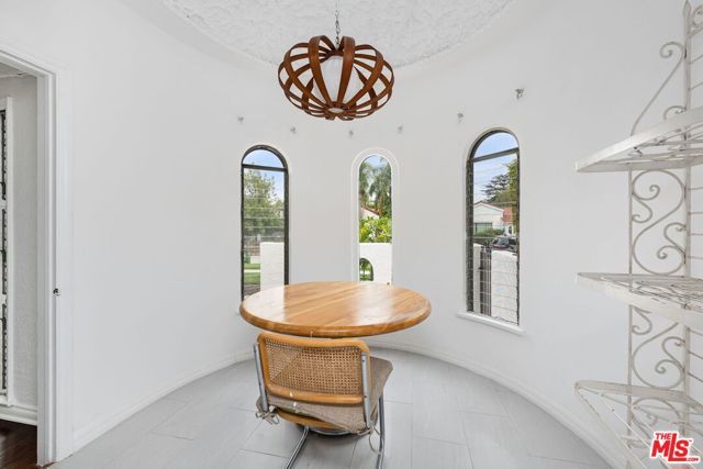 330 N La Jolla Avenue, Los Angeles CA: https://media.crmls.org/mediaz/61b0e28d-883e-41a5-aeaf-d884522d138f.jpg
