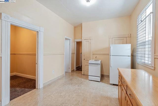 2530 Market St, Oakland CA: https://media.crmls.org/mediaz/61b226ed-c62f-4bab-b725-c8a1f138407c.jpg