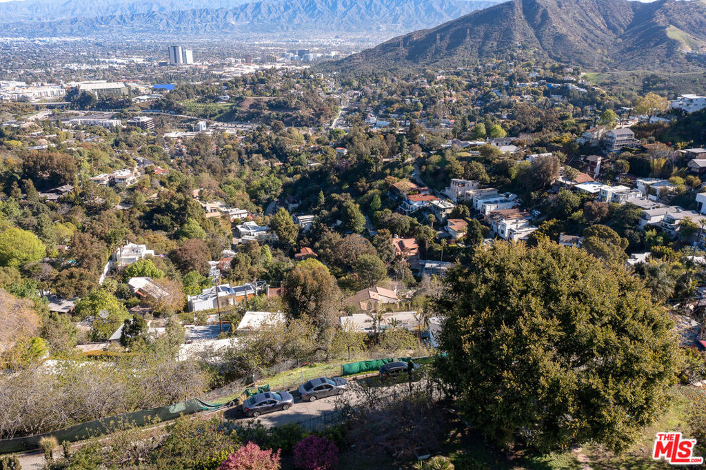 https://media.crmls.org/mediaz/61b267d2-29bc-4f38-9b39-e2d016f05180.jpg?preset=X-Large