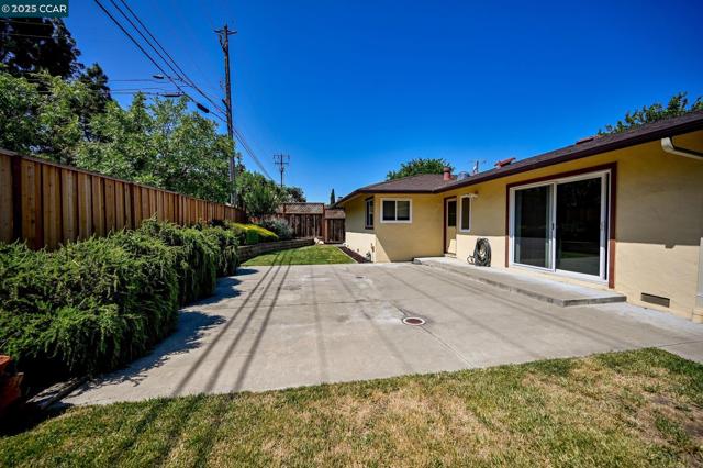 1236 Sherlock Way, Concord CA: https://media.crmls.org/mediaz/61b2c323-4d2d-4233-9c32-221bfd9306f5.jpg
