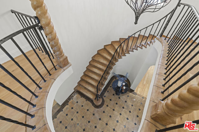 736 S Cloverdale Avenue, Los Angeles CA: https://media.crmls.org/mediaz/61b2e882-92c9-4d2a-a4f1-6fbc73400d85.jpg