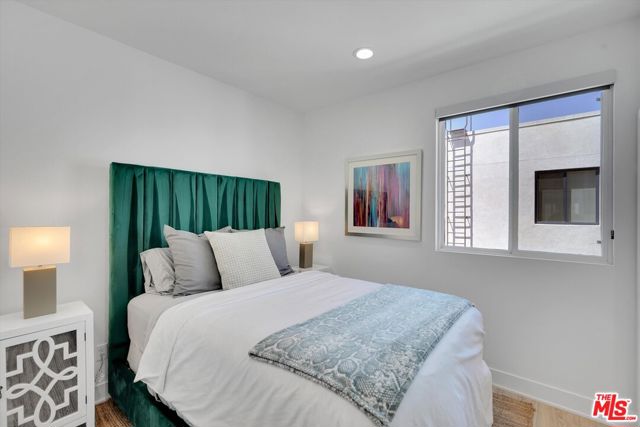 2927 Exposition Place, Los Angeles CA: https://media.crmls.org/mediaz/61b3291b-103b-4b23-a221-c7a84fc4b263.jpg