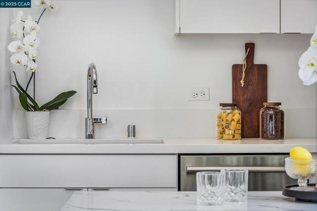 210 Lafayette Circle, Lafayette CA: https://media.crmls.org/mediaz/61b3d036-832f-4608-9410-c64a62a87676.jpg