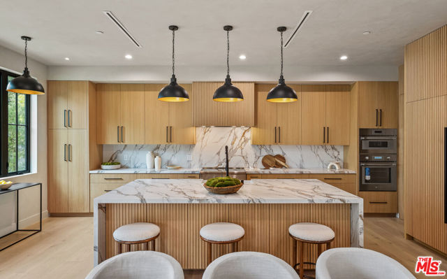 11317 Valley Spring Lane, Studio City CA: https://media.crmls.org/mediaz/61b3f517-aa32-4f94-82c9-eeca69e6a5da.jpg