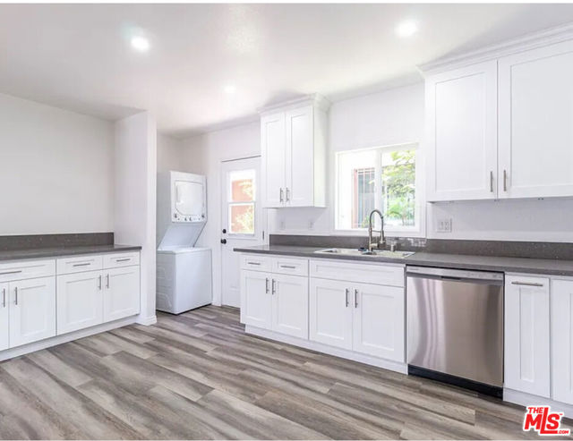 11629 1/2 Gateway Boulevard, West Los Angeles CA: https://media.crmls.org/mediaz/61b450c7-78cc-40ff-ae77-b4525d05fc67.jpg