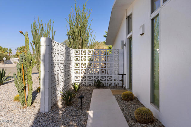 Detail Gallery Image 4 of 41 For 795 E Racquet Club Rd, Palm Springs,  CA 92262 - 3 Beds | 2 Baths