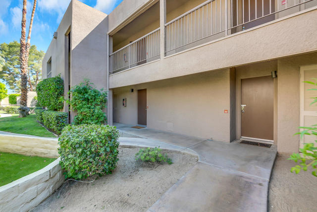 73879 Club Circle Dr, Palm Desert CA: https://media.crmls.org/mediaz/61b581ce-deaa-49ef-b5d8-c8ed346ad2e8.jpg