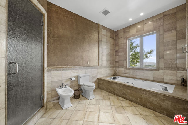 3848 Vista Linda Drive, Encino CA: https://media.crmls.org/mediaz/61b5ae53-f2b9-41b9-8a13-33754a2ebe33.jpg