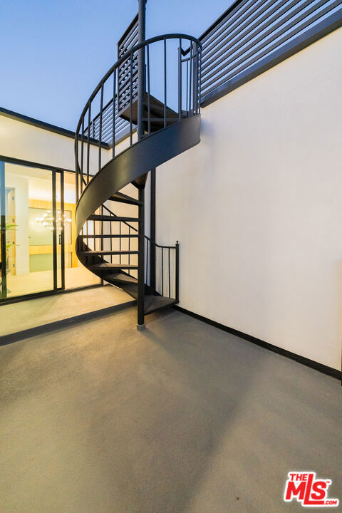 4532 Calhoun Avenue, Sherman Oaks CA: https://media.crmls.org/mediaz/61b5d259-58db-4d0e-a489-65705bdd1ba0.jpg