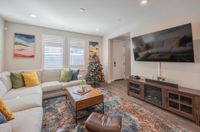 19130 Fallingwater Lane, Marina CA: https://media.crmls.org/mediaz/61b6207a-e0f6-464a-ac18-378d6798c3d6.jpg