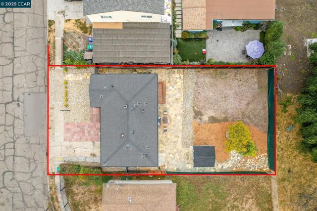 10060 Bernhardt Dr, Oakland CA: https://media.crmls.org/mediaz/61b632e9-3d62-4571-abd4-9e96b935229c.jpg