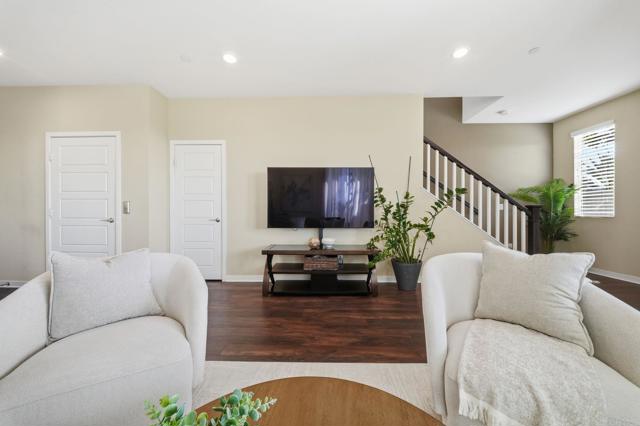 Detail Gallery Image 11 of 72 For 2056 Callisto Terrace, Chula Vista,  CA 91915 - 3 Beds | 3/1 Baths