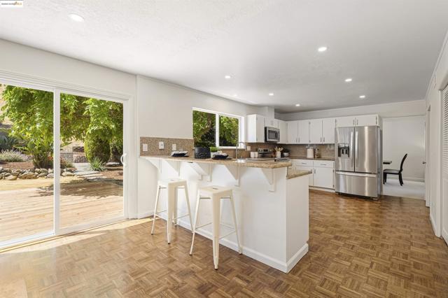 160 Manzanita Pl, Hercules CA: https://media.crmls.org/mediaz/61b6d5f0-06be-4a98-bf5b-53cd7264a6e1.jpg