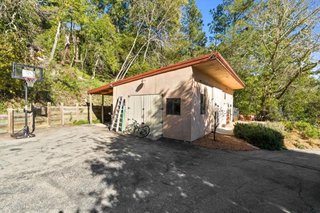 23185 Old Santa Cruz Highway, Los Gatos CA: https://media.crmls.org/mediaz/61b74e2d-3062-42b4-bcb9-3e94faf4b43f.jpg
