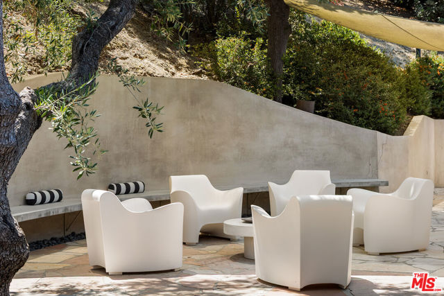 3818 Hollyline Avenue, Sherman Oaks CA: https://media.crmls.org/mediaz/61b7c1b0-82c7-428d-90e2-58452e54bd06.jpg