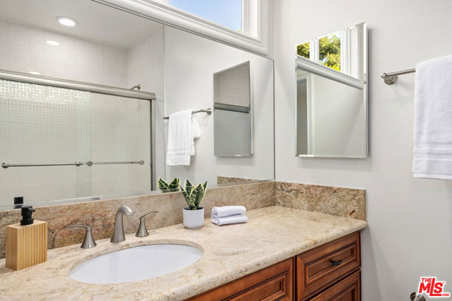 17400 Oak Creek Court, Encino CA: https://media.crmls.org/mediaz/61b8528d-d097-4db5-80cd-8e4f797382e1.jpg