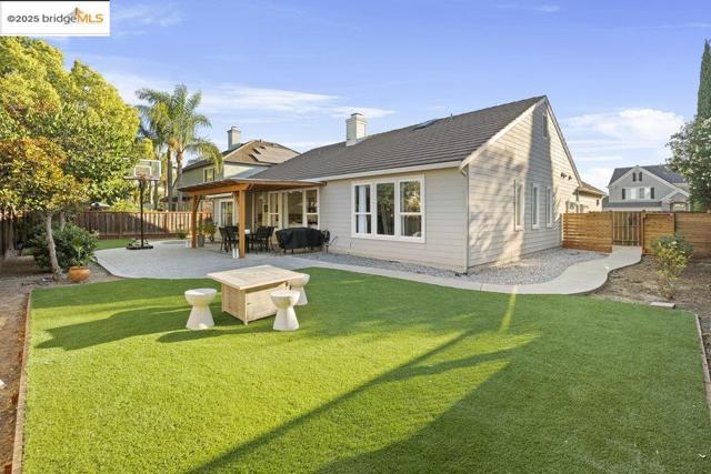 1030 Orchid Dr, Brentwood CA: https://media.crmls.org/mediaz/61b91cd0-79c5-424e-bf15-9142029d21bc.jpg