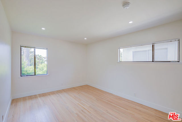 11825 Iowa Avenue, Los Angeles CA: https://media.crmls.org/mediaz/61bad415-8925-4d0d-a8c4-f4003fe02430.jpg
