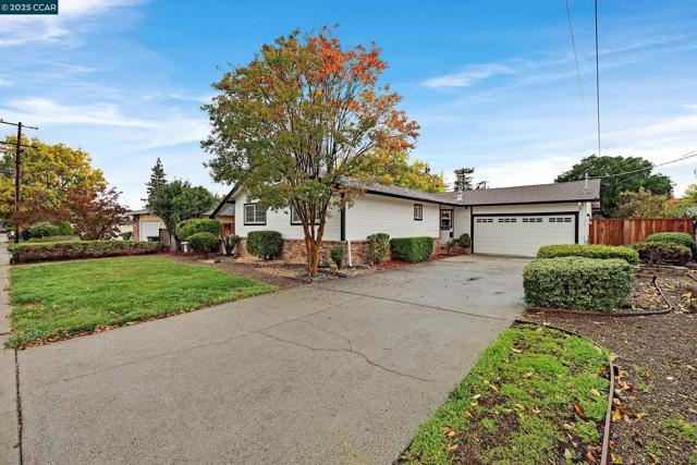 4045 Sacramento St, Concord CA: https://media.crmls.org/mediaz/61bb36a9-ef34-4b81-a308-d7c5f6f637a7.jpg