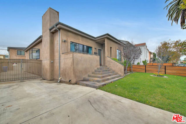 1821 S Sycamore Avenue, Los Angeles CA: https://media.crmls.org/mediaz/61bbdea1-8912-43ba-9866-642d44f8dfad.jpg