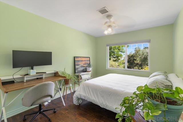 1131 Vale Terrace Dr, Vista CA: https://media.crmls.org/mediaz/61bc267d-1449-4b04-8a56-609192fce64f.jpg