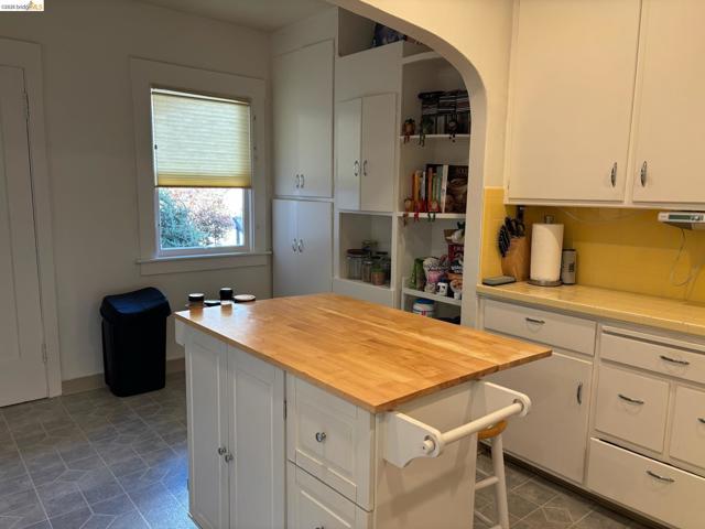 1024 Elsinore Ave, Oakland CA: https://media.crmls.org/mediaz/61bc2daa-0407-4741-ac98-98fdd89cf7fb.jpg