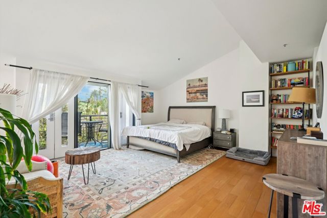 815 Hampton Drive, Venice CA: https://media.crmls.org/mediaz/61bce4c0-db5d-4eee-9fe8-762c595742b3.jpg