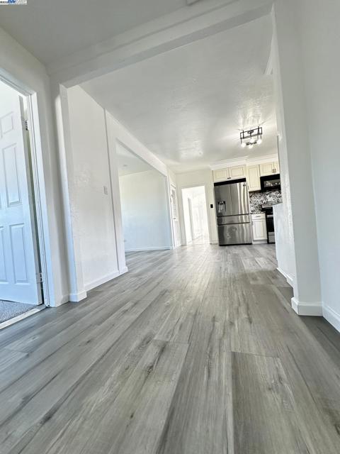 1725 96Th Ave, Oakland CA: https://media.crmls.org/mediaz/61bd38ca-c6c4-41d4-9a00-b02ec3920034.jpg