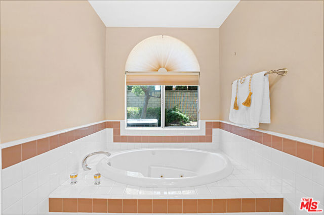 1668 Fox Springs Circle, Newbury Park CA: https://media.crmls.org/mediaz/61bd4fc5-6035-4ce2-a8b0-09d80e52df8d.jpg