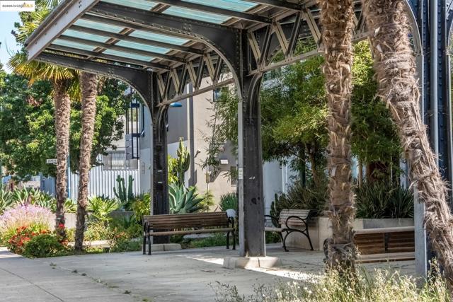 1321 Wood St, Oakland CA: https://media.crmls.org/mediaz/61bd71be-32a3-4ac9-9f63-bb05c2d20e93.jpg