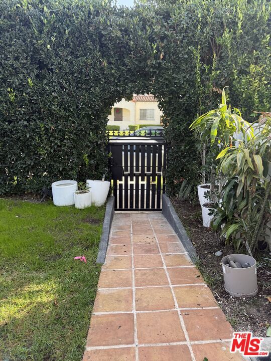 643 N Vista St, Los Angeles CA: https://media.crmls.org/mediaz/61bdc3a3-72f8-475e-ae2b-220402e261ca.jpg