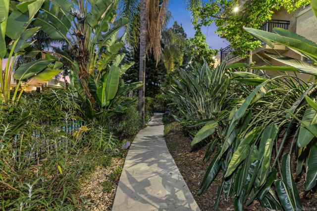 9860 Dale Ave, Spring Valley CA: https://media.crmls.org/mediaz/61bdddc0-1e7d-4390-9935-b4ffc0e86921.jpg