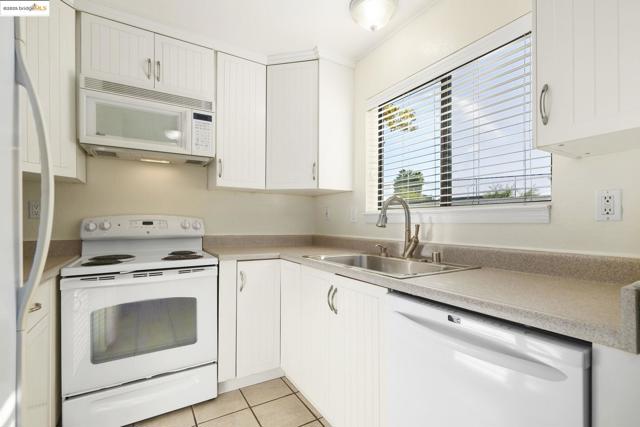 2141 Northwood Cir, Concord CA: https://media.crmls.org/mediaz/61be0925-1888-4c75-bcdb-83dd50870478.jpg