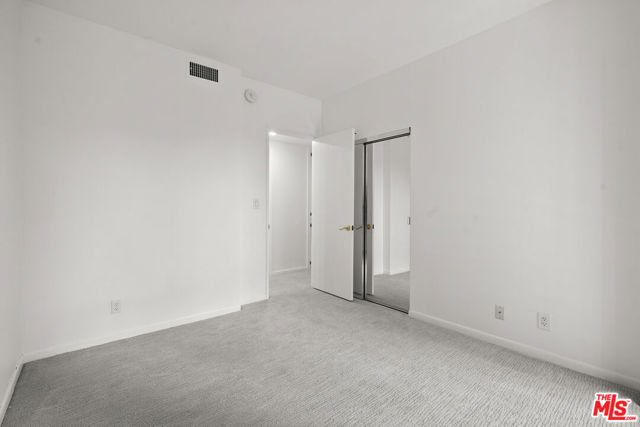 321 S San Vicente Boulevard, Los Angeles CA: https://media.crmls.org/mediaz/61bf84f6-90f7-4c29-a846-7bbd03fbb383.jpg