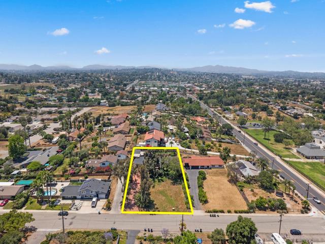 925 Moody Dr, Escondido CA: https://media.crmls.org/mediaz/61c11ce1-0f3e-4349-898c-d055b7ed7436.jpg