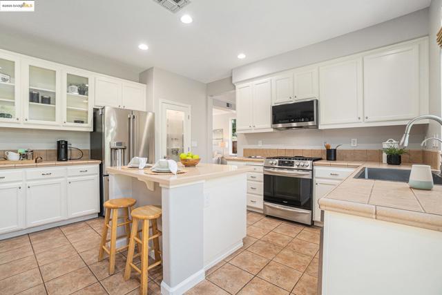 1139 Jordan Ct, Brentwood CA: https://media.crmls.org/mediaz/61c18d03-cbaf-41e9-b06e-8d77b0bee6cb.jpg