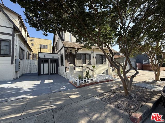 5076 Lemon Grove Avenue, Los Angeles CA: https://media.crmls.org/mediaz/61c243ba-9782-4fb5-9f76-5f0c57c88a16.jpg