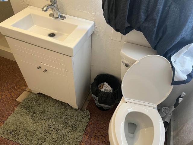 2421 Ritchie St, Oakland CA: https://media.crmls.org/mediaz/61c24aac-85f6-424d-a3de-d11927d0339f.jpg