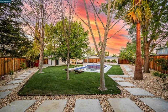 27 Briarwood Ct, Brentwood CA: https://media.crmls.org/mediaz/61c261af-47a9-4d8a-bb7f-ae83f5052137.jpg