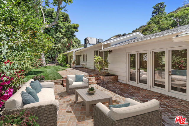 3933 Mandeville Canyon Road, Los Angeles CA: https://media.crmls.org/mediaz/61c30563-c6bd-4818-8c3e-607bb80dd8ac.jpg