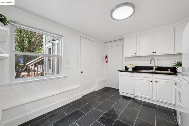 3116 Harrison St, Oakland CA: https://media.crmls.org/mediaz/61c32afa-20a0-411d-beb9-b3c3146da520.jpg