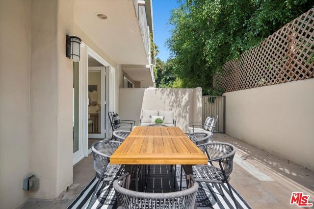 1650 Veteran Avenue, Los Angeles CA: https://media.crmls.org/mediaz/61c3d10d-c9dc-41b7-bfc5-37613f675e36.jpg