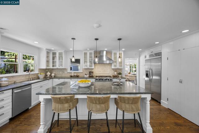 3475 Springhill Rd, Lafayette CA: https://media.crmls.org/mediaz/61c3f387-1d02-40b2-ac7b-63987ace44f2.jpg