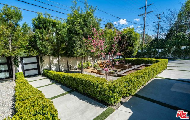 18938 Wells Drive, Tarzana CA: https://media.crmls.org/mediaz/61c44d52-170f-401f-b303-3958f67d2ddb.jpg