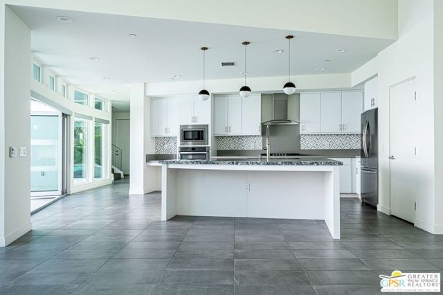 1007 Ziel Drive, Palm Springs CA: https://media.crmls.org/mediaz/61c4d3a4-dade-430d-bf8e-cb1ff5aa5fd0.jpg