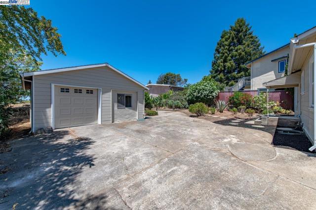 17673 Dorson Ln, Castro Valley CA: https://media.crmls.org/mediaz/61c5a369-fe64-4435-b13b-9849799cc295.jpg