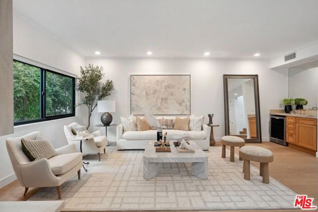 234 S Tower Drive, Beverly Hills CA: https://media.crmls.org/mediaz/61c5c588-5e49-4c6b-93b3-da0db5010b1f.jpg